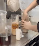 <b>霸王茶姬“手打”食安危机：业绩下滑股价腰斩</b>